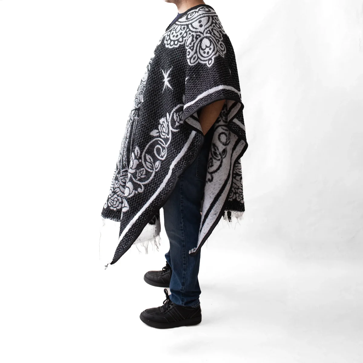 Mexican Serape Poncho for Men - San Judas - BLACK – Bild 8
